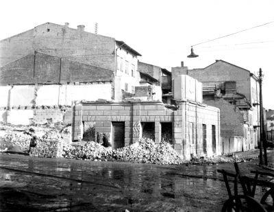 Rok 1941: na skutek zawalenia piwnic dokonano rozbiórki kamienic w pierzei południowej Rynku. Widok od strony ul. Króla Kazimierza (dzisiejszy parking pod Ratuszem). Fotografia z czasów okupacji ze zbiorów Galerii Fotografii Miasta Rzeszowa